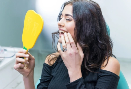 Comparing Invisalign vs Veneers for a Smile Makeover