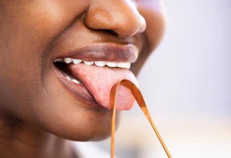How To Clean The Tongue? How To Use A Tongue Scraper?